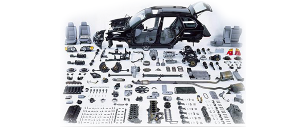 Çeşitli otomotiv yedek parçaları: fren diski, amortisör, far, filtre