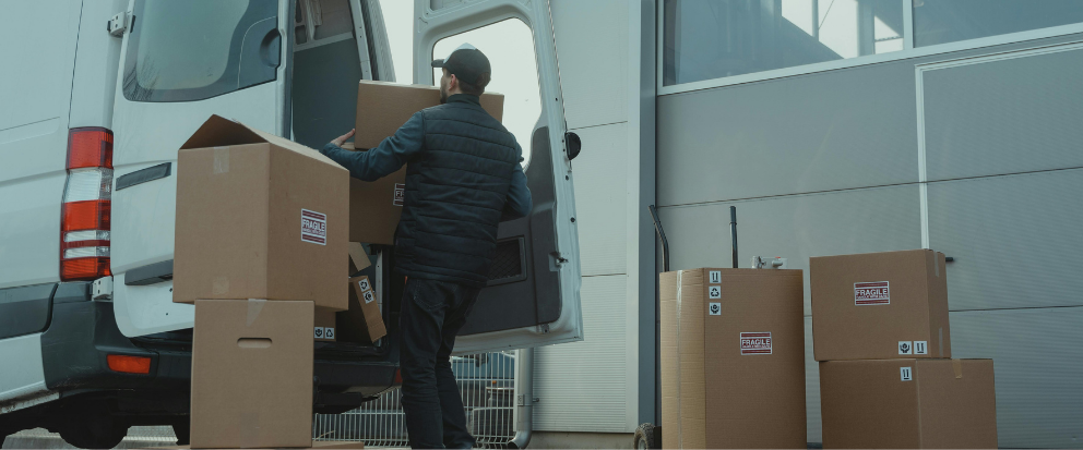 Kargo görevlisi paketi adrese teslim ediyor