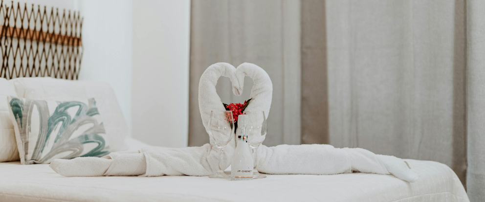 Yatak üzerinde düzenlenmiş nevresim takımı ve yastıklar