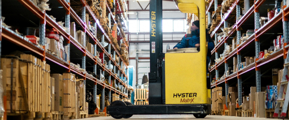 Modern bir lojistik deposu ve forklift