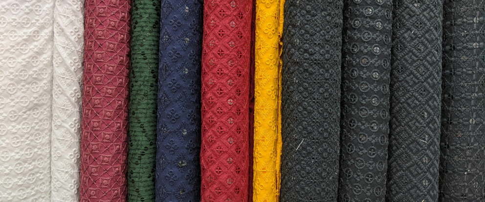 Çeşitli renk ve dokularda döşemelik kumaş topları